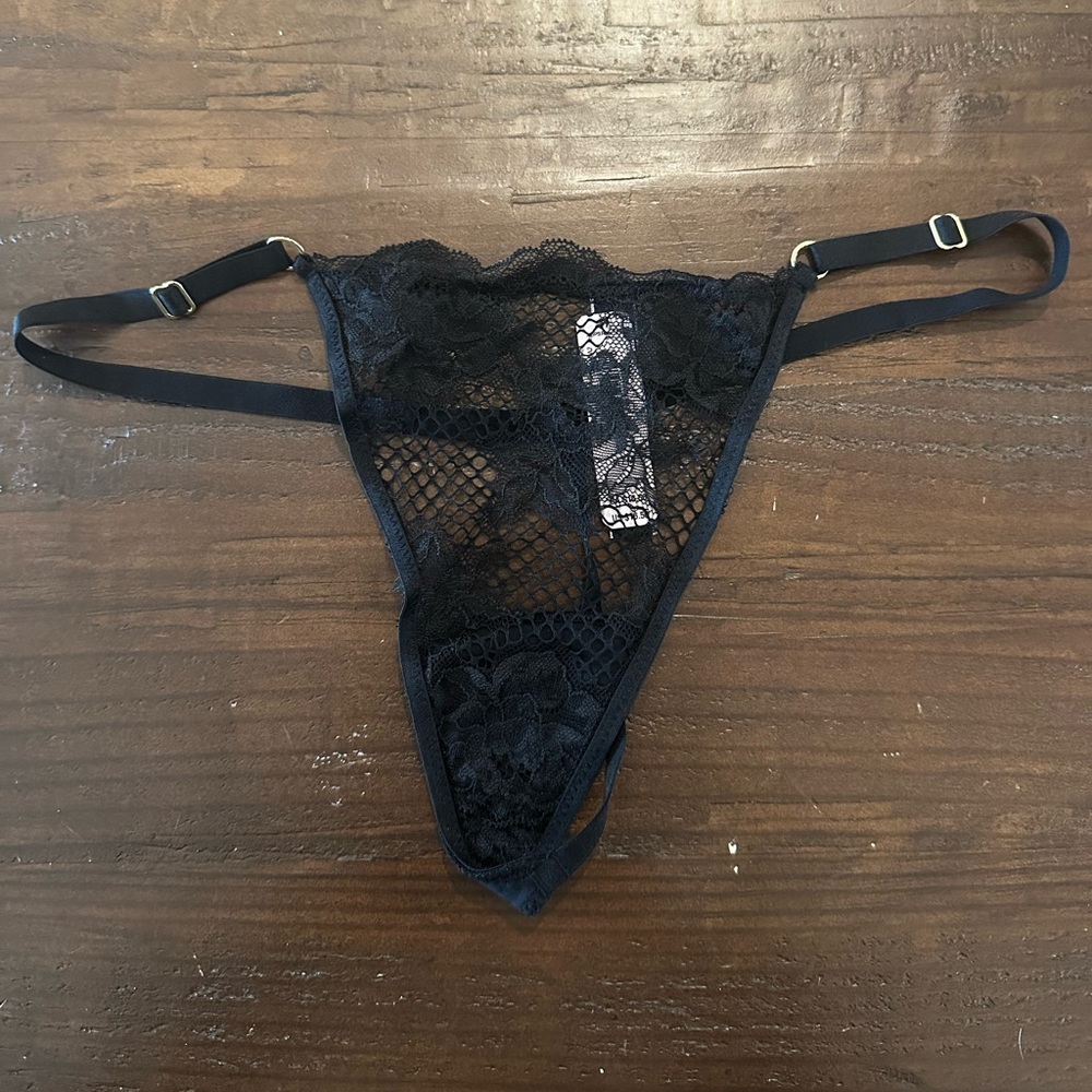 🖤 Victoria's Secret Black/ Fishnet Lace V-String Panties